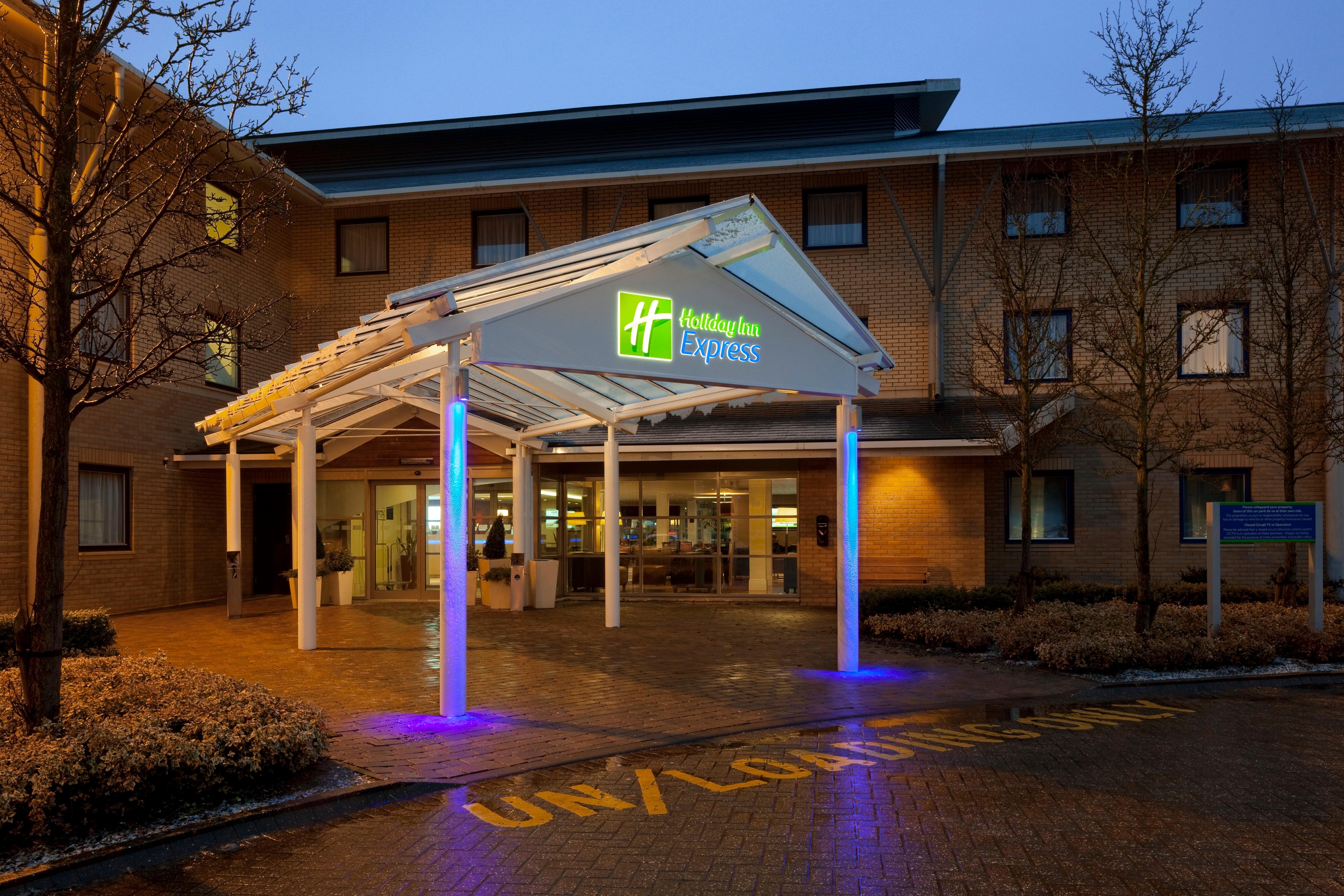 Holiday Inn Express Milton Keynes, An Ihg Hotel Exterior photo