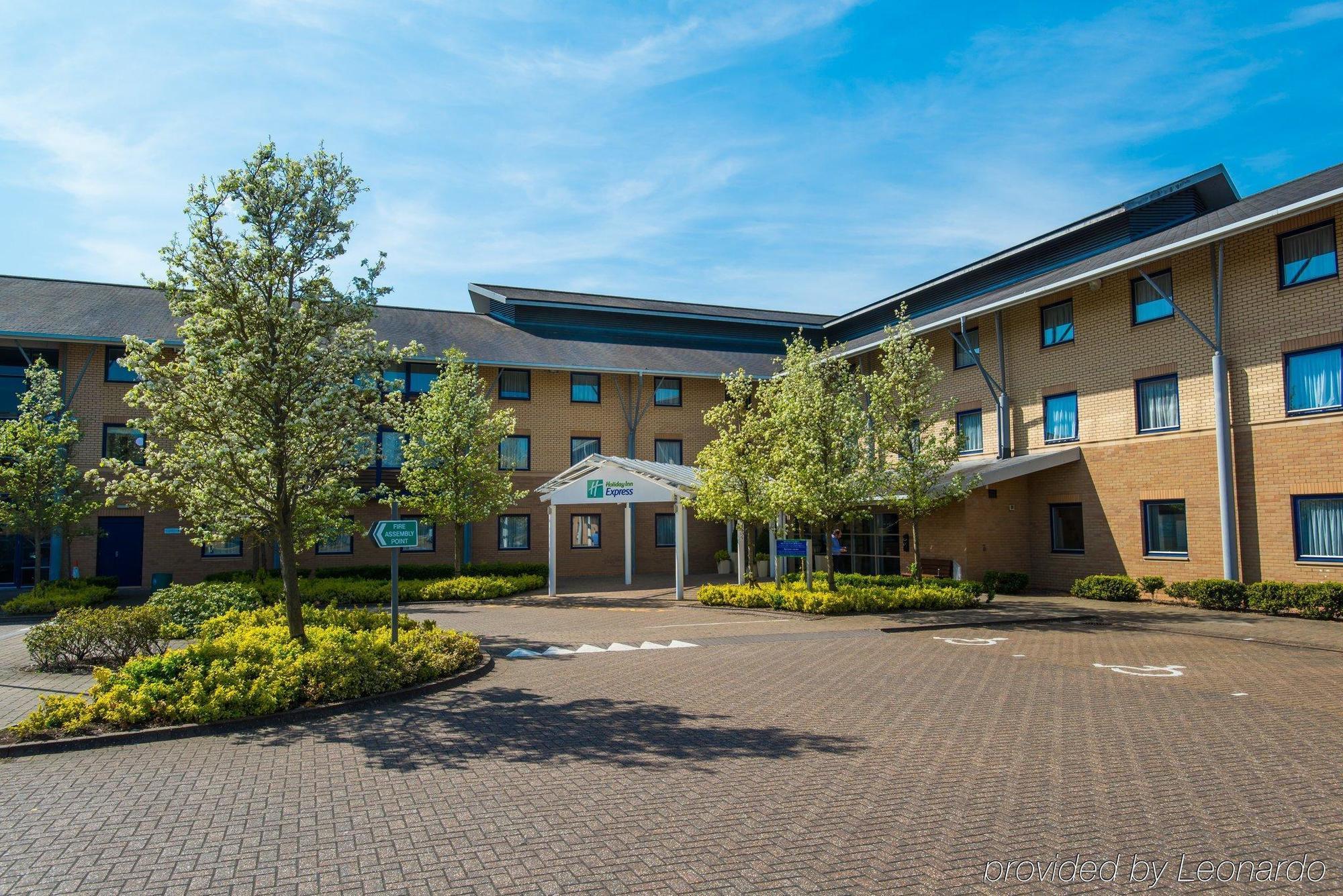 Holiday Inn Express Milton Keynes, An Ihg Hotel Exterior photo